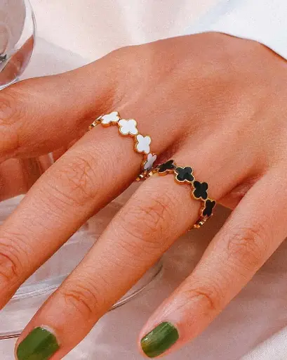 Clover Adjustable Ring Whit and Black 